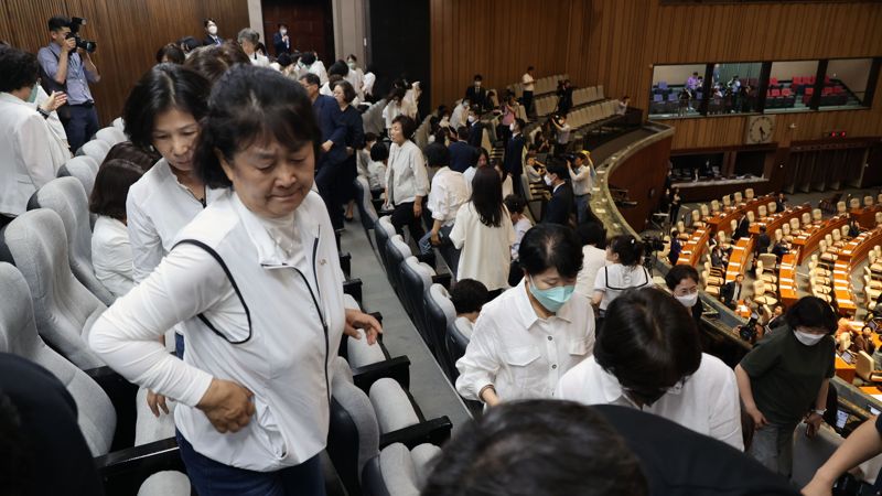 간호법안 부결되자 본회의장 나서는 간호사들