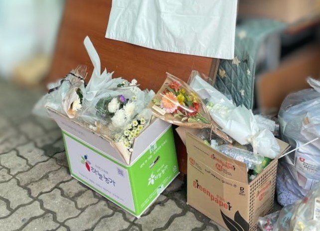 학교 폭력을 호소하는 글을 남기고 숨진 고 김상연군의 모교에 시민들이 자발적으로 놓안 둔 추모 꽃이 쓰레기장에 버려져 있는 모습. (독자 제공) /뉴스1 /사진=뉴스1
