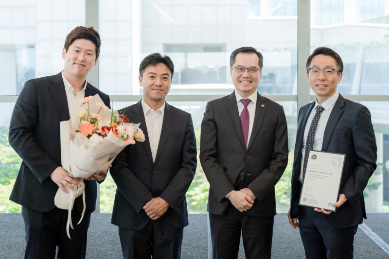 국제항공운송협회(IATA)의 리튬 배터리 항공운송 인증 수여식에서 김지현 현대글로비스 글로벌물류사업전략실장(오른쪽 첫번째)이 필립 고 IATA 아태지역본부 부사장(오른쪽 두번째) 등 관계자들과 기념 촬영을 하고 있다. 현대글로비스 제공