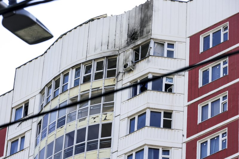 30일(현지시간) 러시아 모스크바 시내에 드론 여러대가 날아와 건물 두채가 피해를 입고 주민들이 대피했다. 러시아 국방부는 드론 공격 배후에 우크라이나 정부가 있으며 방공망으로 모두 파괴했다고 주장했다. 사진은 드론 공격으로 피해를 입은 건물. AP 뉴시스