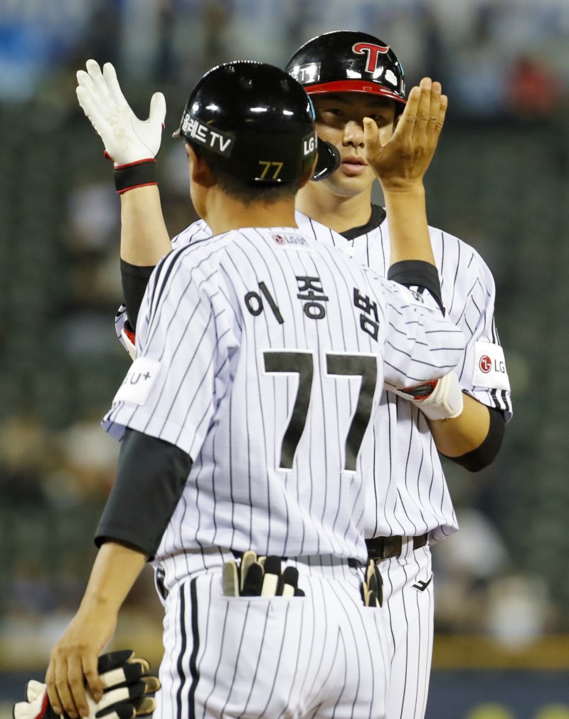 30일 오후 서울 송파구 잠실야구장에서 열린 2023 신한 SOL KBO리그 롯데 자이언츠와 LG 트윈스의 경기, 5회말 무사 2,3루 상황에서 LG 홍창기가 2타점 적시타를 친 뒤 이종범 코치와 기쁨을 나누고 있다. 2023.5.30/뉴스1 ⓒ News1 김도우 기자