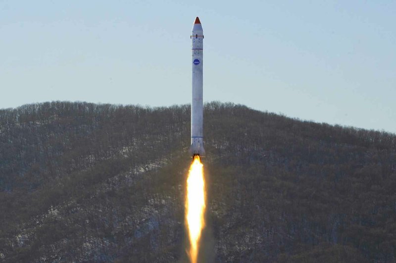 북한이 지난해 12월 군사정찰위성 관련 '중요 시험'을 진행했다면서 공개한 사진.뉴스1