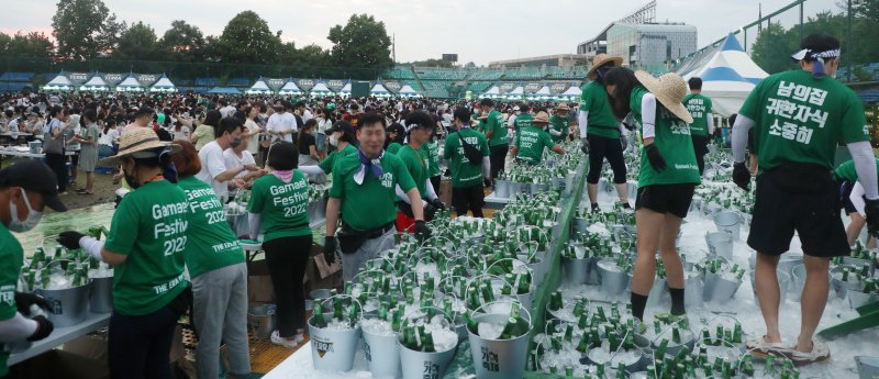 2022 전주 가맥축제 마지막 날인 13일 전북 전주시 종합경기장 내 야구장에 마련된 행사장에서 자원봉사자들이 당일 생산한 맥주를 옮기고 있다. 2022.8.13/뉴스1 ⓒ News1 유경석 기자
