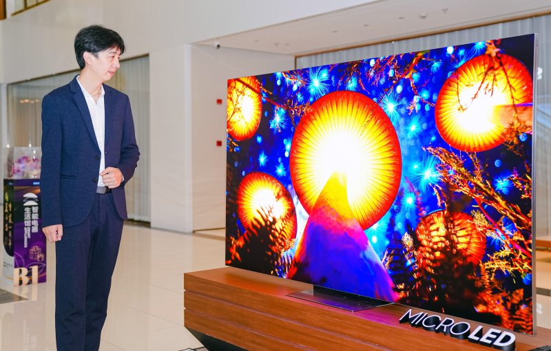 삼성전자 직원이 중국 상하이 홈퍼니싱복합몰 홍싱메이카이롱에 전시된 89형 마이크로 LED를 소개하고 있다. 삼성전자 제공