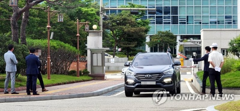 31일 오전 전북경찰청 입구에서 출근하는 직원들을 대상으로 한 음주단속이 이뤄지고 있다./사진=연합뉴스