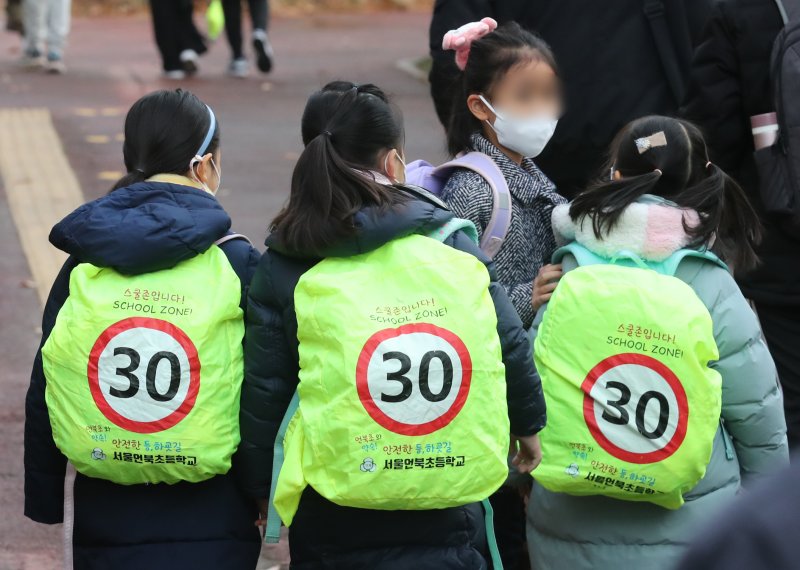 어린이보호구역(스쿨존)에서 음주 운전 차량에 치어 초등학생이 숨진 가운데 13일 서울 강남구 언북초등학교에서 학생들이 '스쿨존 입니다' 메시지가 적힌 안전 가방을 메고 등교하고 있다. /사진=뉴스1