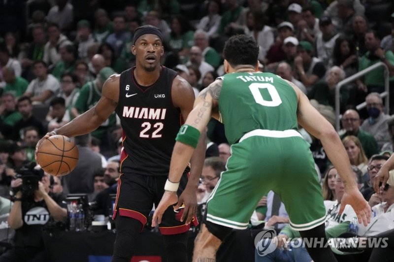 지미 버틀러(22번) Miami Heat forward Jimmy Butler, left, dribbles as Boston Celtics forward Jayson Tatum defends during the second half in Game 7 of the NBA basketball Eastern Conference finals Monday, May 29, 2023, in Boston. (AP Photo/Charles Krupa )