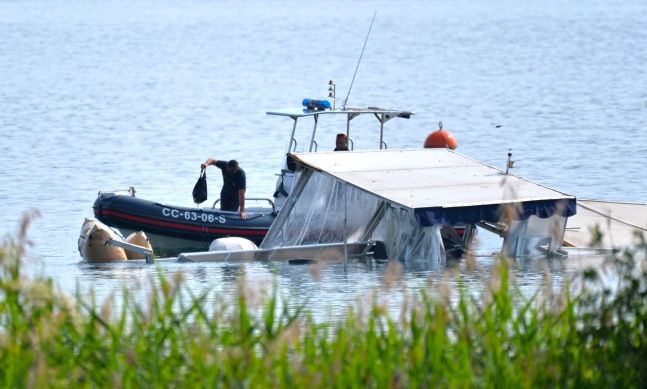 30일(현지시각) 이탈리아 당국이 마조레 호수에서 발생한 보트 전복사고에 대한 조사를 이어가고 있다. EPA연합뉴스