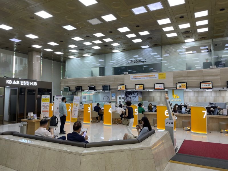 대환대출 플랫폼이 개시된 5월 31일 오전 서울 여의도 국민은행 영업점에서 방문 고객들이 업무를 보고 있다. /사진=뉴시스