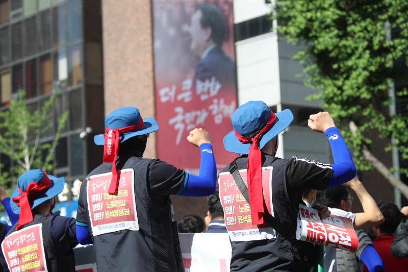 5월 31일 오후 대구 수성구 대구지방고용노동청 앞에서 열린 금속노조 대구지부 총력투쟁 결의대회에 참가한 노조원들이 국민의힘 대구시당 앞에서 구호를 외치고 있다. 2023.5.31/뉴스1 ⓒ News1 공정식 기자 /사진=뉴스1