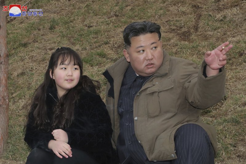 [평양=AP/뉴시스] 북한 조선중앙통신이 4월 14일 제공한 사진에 김정은 북한 국무위원장이 13일 북한의 장소가 공개되지 않은 곳에서 담배를 손에 들고 딸 주애와 함께 대륙간탄도미사일(ICBM) '화성-18' 시험발사 모습을 지켜보고 있다. 2023.04.14.