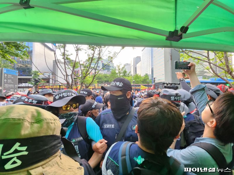 31일 오후 서울 중구 서울파이낸스센터 앞에서 고 양회동씨의 분향소 설치를 둘러싸고 민주노총과 경찰이 충돌하고 있다. 민주노총 조합원들이 팔짱을 끼며 분향소에 진입하려는 경찰들을 막고 있다/사진=김동규 기자