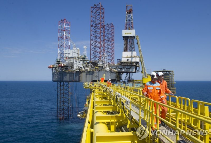 북해 원유 추출 시설 epa08861889 (FILE) - A general view of Halfdan Field with the drilling rig Monarch, part of the Maersk North Sea Oil Fields, 19 June 2012 (reissued 04 December 2020). Denmark is to continue producing oil and gas in the North Sea until 2050, the Ministry of Climate and Energy and Public U