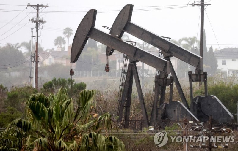 미국의 원유 추출 현장 LOS ANGELES, CALIFORNIA - MARCH 28: An oil pumpjack (R) operates as another (C) stands idle on March 28, 2022 in Los Angeles, California. U.S. oil prices fell 7 percent to $105.96 per barrel while Brent crude lost 6.8 percent over demand concerns as China begins to implement a mass COVI