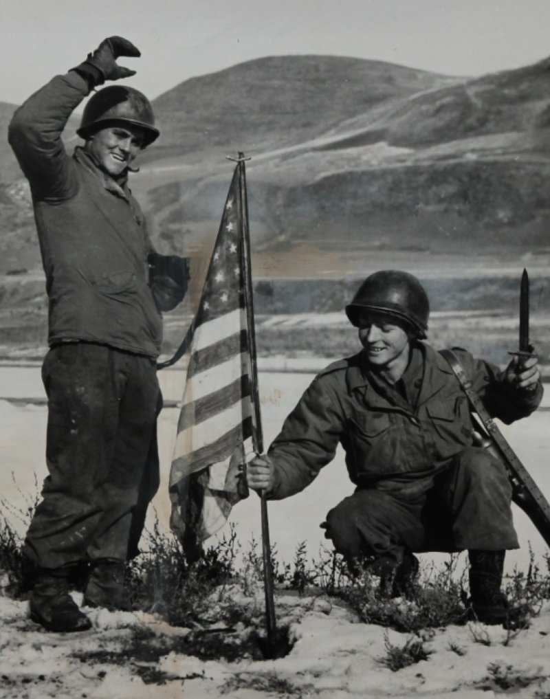 북한지역에서 성조기를 꽂는 미군병사들 (유엔평화기념관 제공)