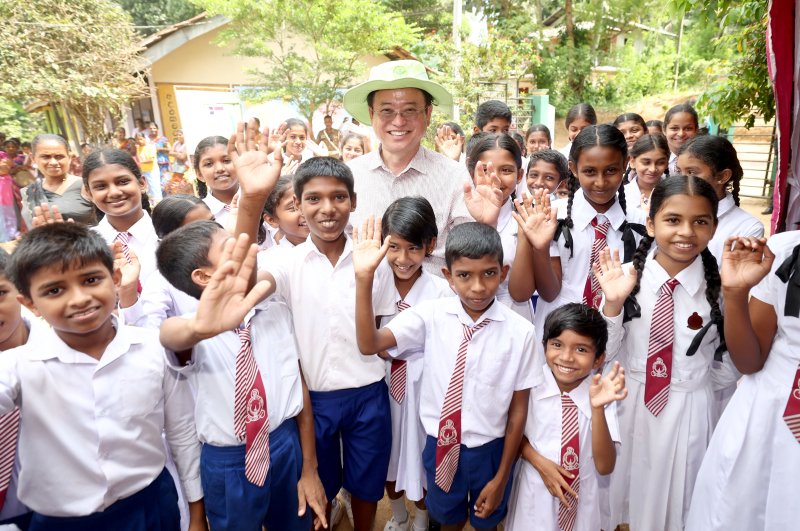 지난 5월 26일 스리랑카의 왈폴라 새마을 시범마을에 있는 한 초등학교를 방문한 이철우 경북지사가 학생들과 기념사진을 찍고 있다. 뉴시스