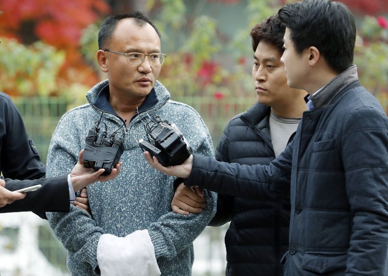 [수원=뉴시스]최동준 기자 = 폭행과 강요 혐의 등으로 체포된 양진호 한국미래기술 회장이 지난 2018년 11월7일 경기 수원시 경기남부지방경찰청으로 압송되며 취재진 질문에 답변하고 있다. 2018.12.26.photo@newsis.com /사진=뉴시스