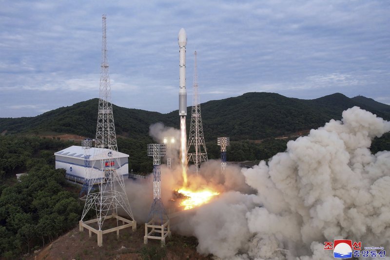 지난 5월 31일 북한 평안북도 동창리의 위성 발사장에서 군사 정찰위성 '만리경 1호'를 실은 천리마 1형 로켓을 발사하고 있다.<div id='ad_body3' class='mbad_bottom' ></div> 사진=조선중앙통신