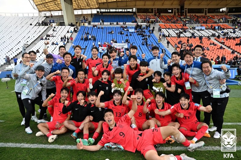 23일(한국시간) 아르헨티나 메도사 스타디움에서 열린 프랑스와의 2023 국제축구연맹(FIFA) U20 월드컵 F조 조별리그 1차전을 승리한 대한민국 U20(20세 이하) 대표팀이 기뻐하고 있다. (대한축구협회 제공) 2023.5.23/뉴스1 /사진=뉴스1