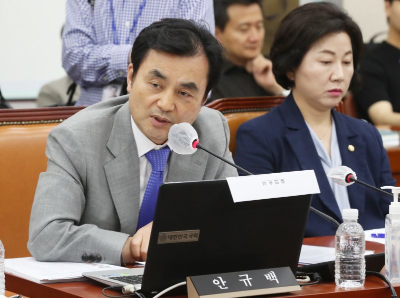 (서울=뉴스1) 송원영 기자 = 안규백 더불어민주당 의원이 1일 서울 여의도 국회에서 열린 국방위원회 전체회의에서 질의를 하고 있다. 2023.6.1/뉴스1 /사진=뉴스1화상