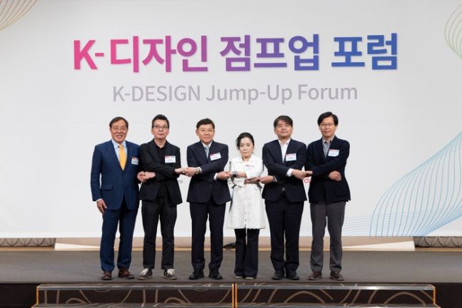 '민관 합동 K-디자인 점프업 포럼' 발대식이 지난달 23일 경기도 분당 코리아디자인센터에서 열렸다. 왼쪽부터 김윤배 한국디자인단체총연합회 수석부회장, 이인기 한국디자인산업연합회 회장, 윤상흠 한국디자인진흥원장, 김현선 한국디자인단체총연합회 회장, 주영준 산업통상자원부 산업정책실장, 오병근 한국디자인학회 회장./사진 제공=산업통상자원부