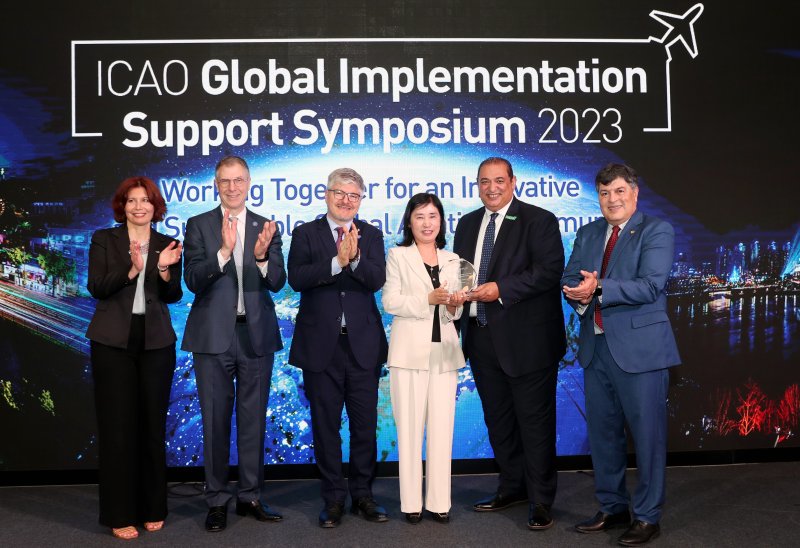 [서울=뉴시스] 홍찬선 기자 = 지난달 31일 서울 콘래드 호텔에서 열린 ‘ICAO 글로벌 이행지원 심포지엄(GISS)’ 행사장에서 이희정 인천공항공사 사장 직무대행이 국제민간항공기구(ICAO), 국제공항협의회(ACI)로부터 ‘세계 최초 ICAO-ACI 공동인증과정 개발기관 인증서’를 수상한 후 ICAO 관계자들과 기념촬영을 하고 있다. 사진 왼쪽부터 라우라 카마스트라 ICAO 교육팀장, 스테픈 크래머 ICAO 항행국장, 후안 카를로스 살라자르 ICAO 사무총장, 이희정 공사 사장 직무대행, 모하메드 라마 ICAO 항공교통국장, 호