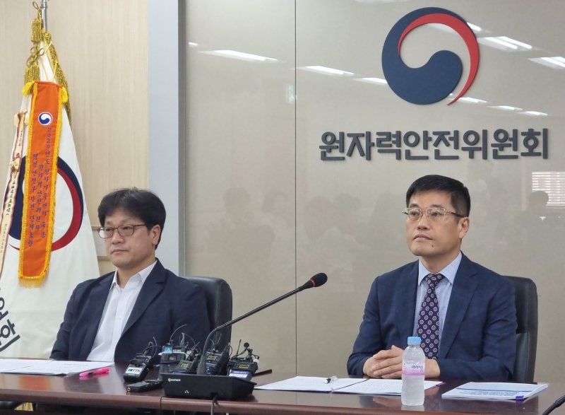 1일 김대지 한국원자력안전기월원(KINS) 실장(왼쪽)과 임승철 원자력안전위 사무처장이 국제원자력기구(IAEA)의 일본 오염수 관련 중간 보고서에 대한 백프리핑을 하고있다. 뉴스1