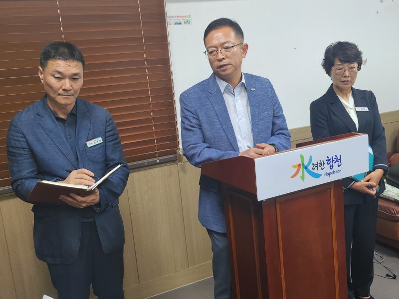 [합천=뉴시스] 합천군청 합천군 박민좌 기획예산실장이 합천영상테마파크 숙박시설 조성사업 관련 그간 추진현황 및 대처방안에 대해 답변을 하고 있다. 2023.06.01. shw1881@newsis.com *재판매 및 DB 금지