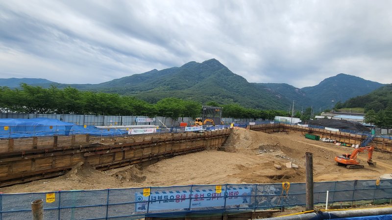 [합천=뉴시스] 합천군청 합천군 용주면 영상테마파크 내 옛 한세일보 자리에서 추진중인 호텔건립 공사현장. 현재 공정율 6%로, 터파기 전경 2023.06.01. shw1881@newsis.com *재판매 및 DB 금지