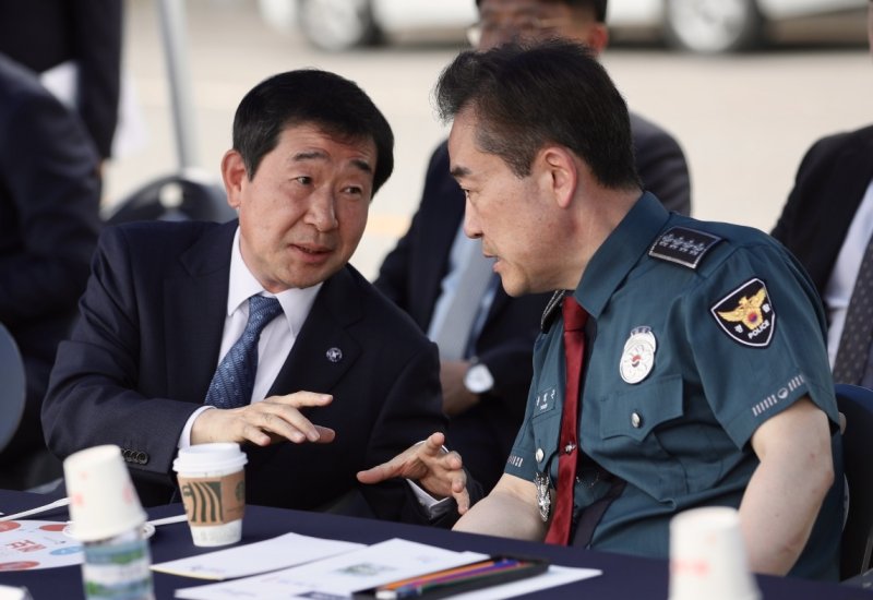 [증평=뉴시스] 강신욱 기자 = 윤희근 경찰청장이 1일 충북 증평군 증평읍 증천리 증평경찰서 건립 예정지를 방문해 이재영 증평군수로부터 조기 착공이 필요하다는 설명을 듣고 있다. (사진=증평군 제공) 2023.06.01. photo@newsis.com *재판매 및 DB 금지