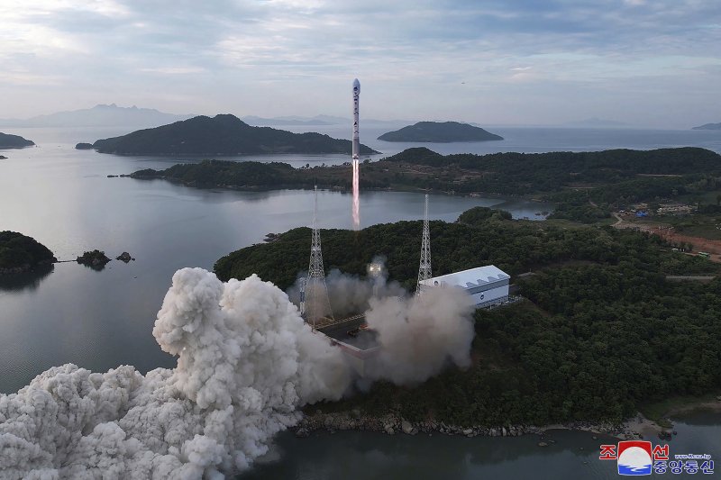 북한이 5월 31일 서해위성발사장에서 만리경-1호 위성을 실은 천리마-1호 로켓을 발사하고 있다.<div id='ad_body3' class='mbad_bottom' ></div> 사진=조선중앙통신 캡처