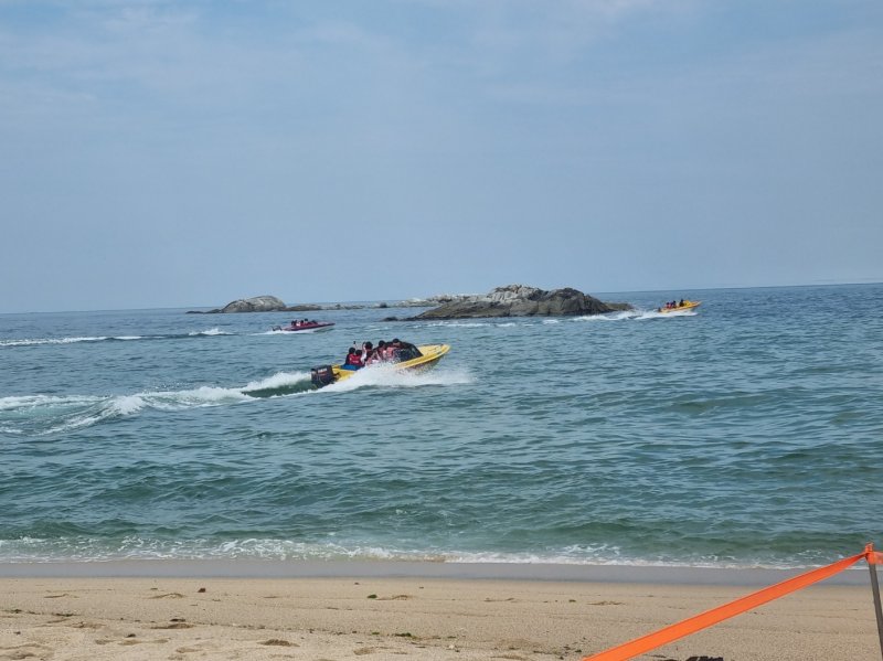 코로나19 확진자 격리 의무 해제 첫날인 1일 오후 서울 송곡관광고등학교 수학여행단이 최근 산불 피해가 컸던 강원 강릉시 경포해변에서 모터보트를 타고 즐거운 시간을 보내고 있다. 2023.6.1/뉴스1 ⓒ News1 윤왕근 기자