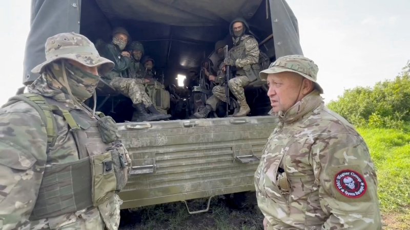 러시아군이 바크무트에서 심각한 손실을 지속하고 있다고 우크라이나 군 지휘관이 3일(현지시간) 주장했다. 러시아 용병 바그너 그룹 수장 예프게니 프리고진(오른쪽)이 1일 바크무트에서 철수하면서 지시를 내리고 있다. 로이터뉴스1