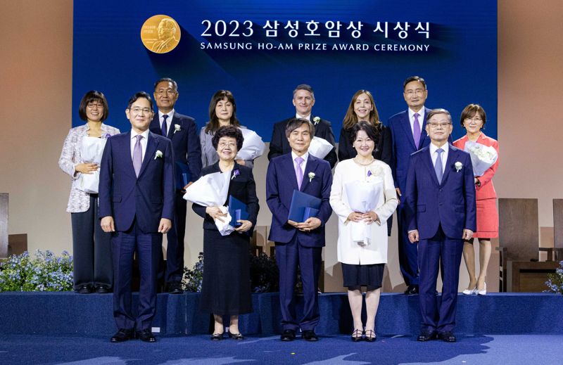 이재용 삼성전자 회장(앞줄 왼쪽 첫번째)이 1일 서울 중구 신라호텔 다이너스티홀에서 열린 '2023 삼성호암상 시상식'에 참석해 수상자들과 기념촬영을 하고 있다. 앞줄 왼쪽부터 시계 반대방향으로 이 회장, 예술상 신수정 서울대 명예교수(조성진 피아니스트 대리 수상), 과학상 물리·수학부문 임지순 석학교수 부부, 김황식 호암재단 이사장, 사회봉사상 사단법인 글로벌케어 추성이 공동대표, 박용준 회장, 의학상 마샤 헤이기스 교수 부부, 공학상 선양국 석좌교수 부부, 과학상 화학·생명과학부문 최경신 교수 호암재단 제공