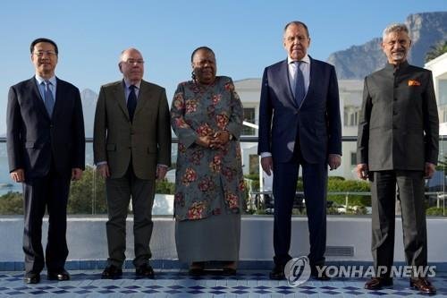 브릭스 외교장관회의 참석한 5개국 외교 수장들. 사진 = 로이터 연합뉴스