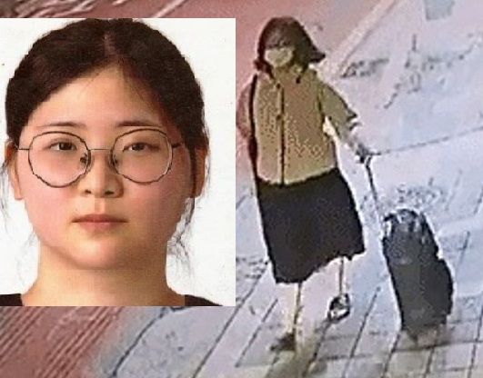 정유정이 20대 여성을 살해한 후 시신을 담을 여행용 가방을 끌며 피해자의 집으로 향하는 모습 / 사진 KBS 보도화면 갈무리
