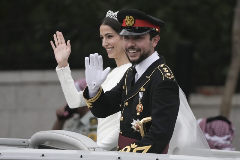 [암만(요르단)=AP/뉴시스]1일 결혼식을 마친 요르단의 후세인 왕세자와 사우디 아라비아의 신부 알세이프의 카 퍼레이드. 2023.06.02 /사진=뉴시스