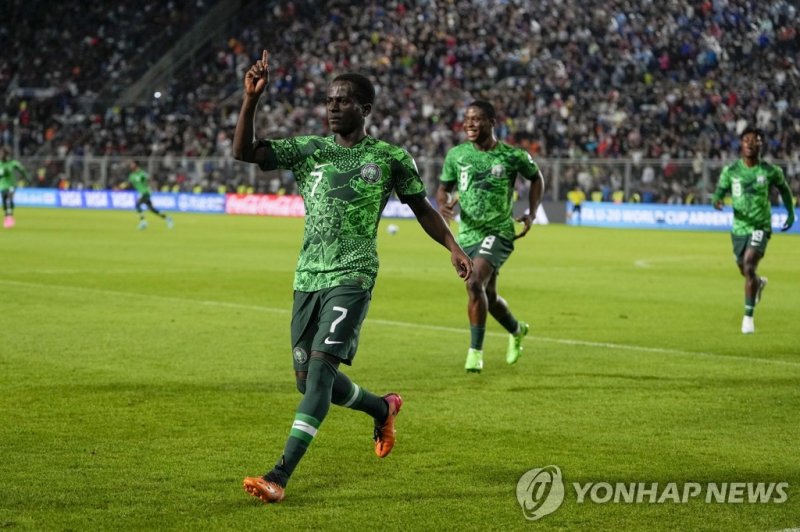 아르헨티나와 경기에서 득점 후 기뻐하는 나이지리아 사키 Nigeria's Rilwanu Haliru Sarki celebrates scoring his side's 2nd goal against Argentina during a FIFA U-20 World Cup round of 16 soccer match at the Bicentenario stadium in San Juan, Argentina, Wednesday, May 31, 2023. (AP Photo/Ricardo Mazalan)