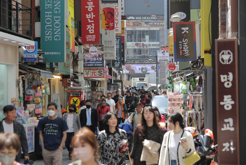 강원자치도가 소규모 사업장과 1인 자영업자들의 사회보험료 지원 기준을 상향 조정했다. 사진은 서울 시내 한 식당가. 뉴시스