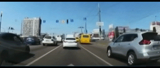 러시아가 지난달 29일 우크라이나 수도 키이우를 공습했다. 도심 도로 위로 미사일이 내리꽂히는 모습. / CNN 갈무리