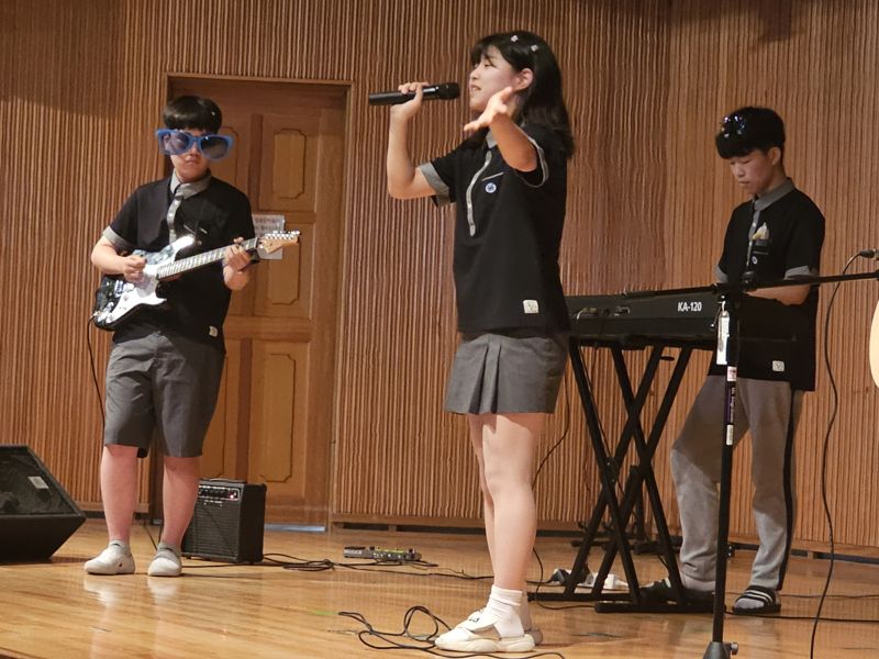 지난 1일 경기 수원 소재 망포중학교의 학내 버스킹 행사에서 한 학생이 노래실력을 마음껏 뽐내고 있다. 이날 버스킹 행사는 학교측이 코로나19로 답답한 학창시절을 보냈던 학생들을 위해 마련했다. 망포중 제공