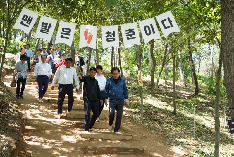 박홍률 목포시장(사진 맨 앞 오른쪽)과 시민들이 2일 정식 개통한 '초당산 맨발 둘레길'을 걸으며 건강과 힐링의 시간을 함께하고 있다. 목포시 제공