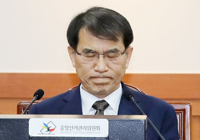 [과천=뉴시스] 김금보 기자 = 노태악 중앙선거관리위원장이 2일 오전 경기 과천시 중앙선거관리위원회에서 열리는 고위직 간부 자녀 특혜 채용 의혹 관련 위원회의 참석해 눈을 감고 있다. 2023.06.02. kgb@newsis.com /사진=뉴시스