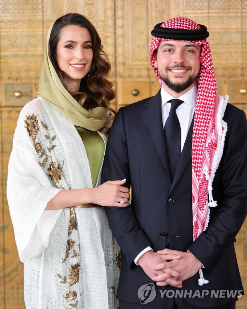 요르단 왕세자 결혼 Jordan's Crown Prince Hussein stands with Rajwa Al Saif, the youngest daughter of Saudi businessman Khaled Al Saif, during their engagement in Riyadh, Saudi Arabia in this handout picture released by the Royal Hashemite Court on August 17, 2022. Royal Hashemite Court/Handout via Reuters A