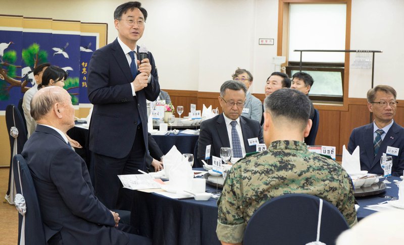 국방차관, 비정규군 공로자 만나 "나라 어려울 때 군번·계급 없이...애국 헌신, 감사"