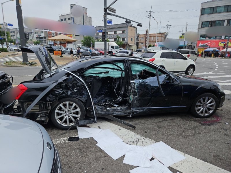 지난 6월 2일 수원 구운동 구운오거리에서 발생한 교통사고 현장. 이날 SUV 운전자는 신호를 기다리던 보행자를 들이받고, 추가로 다른 차와 부딪혔다다.