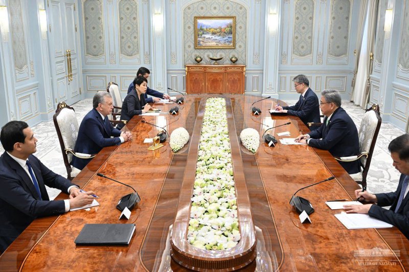 박진 외교부 장관은 1일 미르지요예프 우즈베키스탄 대통령을 예방하고 양국 관계 발전 방안에 대해 논의했다.<div id='ad_body3' class='mbad_bottom' ></div> 사진=외교부 제공