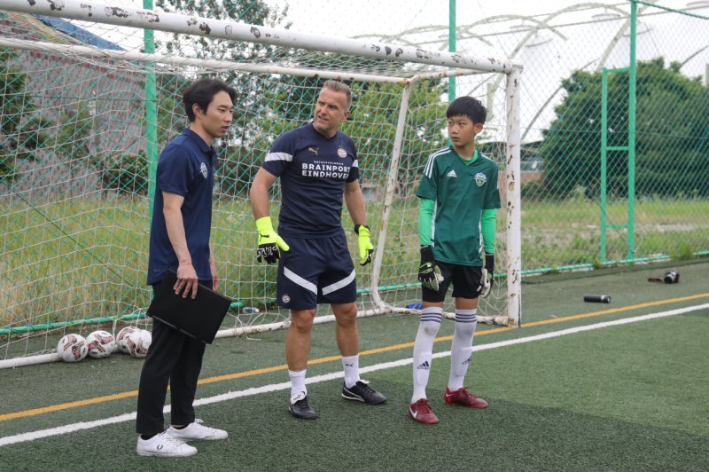 [서울=뉴시스]전북, 네덜란드 명문 PSV 유소년 코치진 초청 (사진 2 - U12 GK훈련 세션 참가). 2023.06.02. (사진=전북현대 제공) *재판매 및 DB 금지