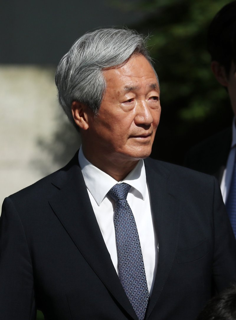 정몽준 아산재단 이사장이 2일 오후 서울 종로구 종교교회에서 열린 정몽원 HL그룹 회장의 차녀 정지수 씨와 백지연 전 앵커의 외아들 강인찬 씨의 결혼식을 마치고 발걸음을 옮기고 있다. 2023.6.2/뉴스1 ⓒ News1 이승배 기자