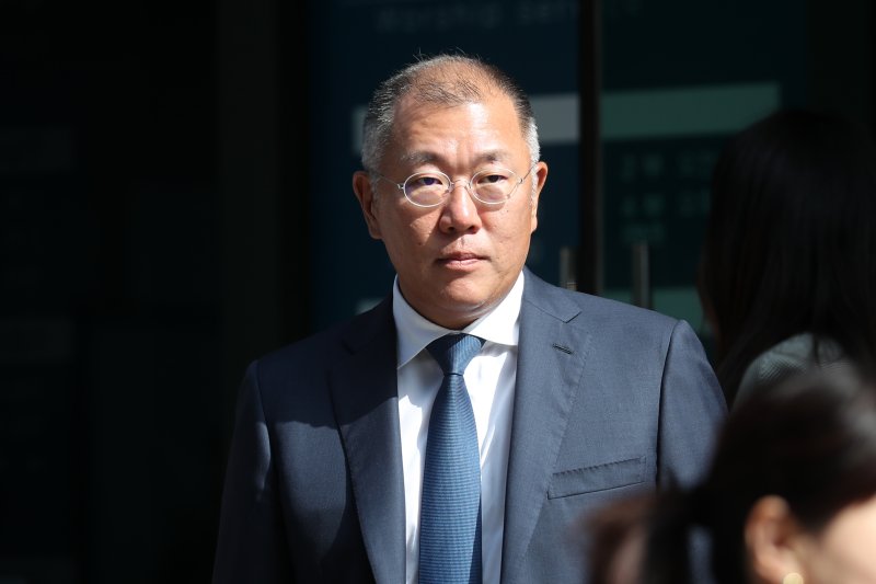 정의선 현대자동차 그룹 회장이 2일 오후 서울 종로구 종교교회에서 열린 정몽원 HL그룹 회장의 차녀 정지수 씨와 백지연 전 앵커의 외아들 강인찬 씨의 결혼식을 마치고 발걸음을 옮기고 있다. 2023.6.2/뉴스1 ⓒ News1 이승배 기자